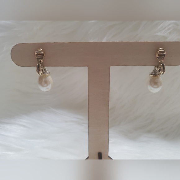 2 pairs of Monet clip on earrings - Picture 5 of 8